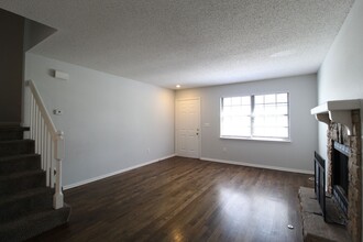 121 N Saxony Dr in Olathe, KS - Building Photo - Building Photo