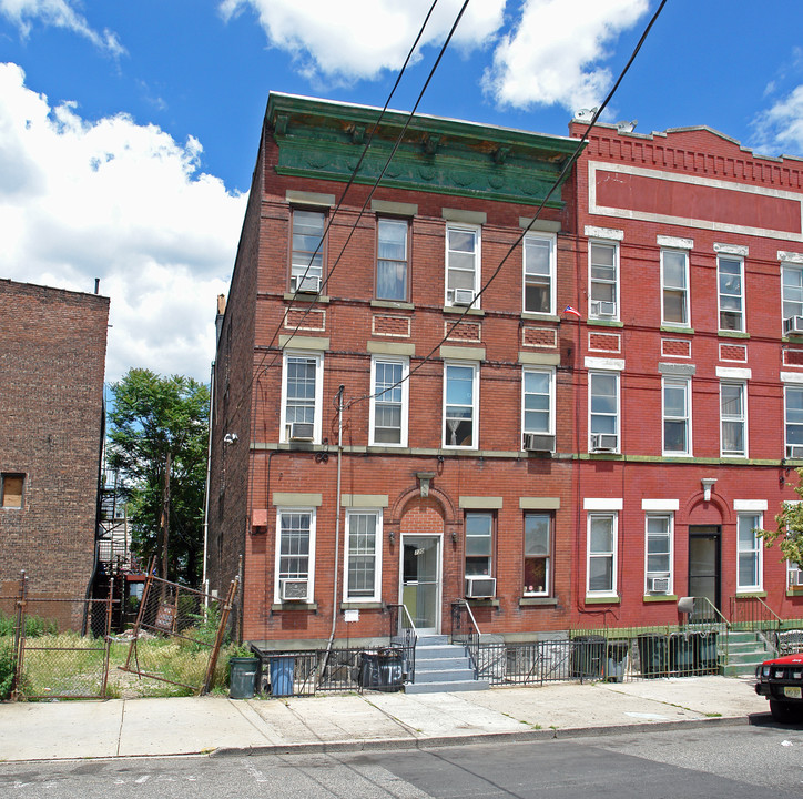 730 21st St in Union City, NJ - Building Photo