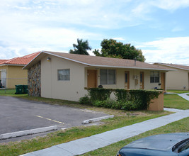 60-74 NW 161st St in Miami, FL - Foto de edificio - Building Photo