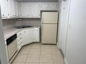 3125 Oakland Shores Dr, Unit B204 in Oakland Park, FL - Building Photo