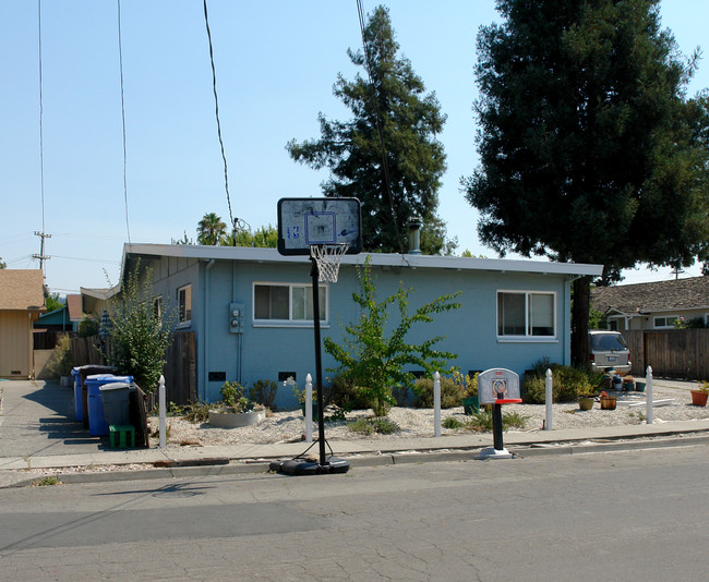 1252 Martha Way in Santa Rosa, CA - Foto de edificio - Building Photo