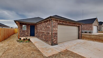 10508 Baled Bermuda Rd in Oklahoma City, OK - Foto de edificio - Building Photo