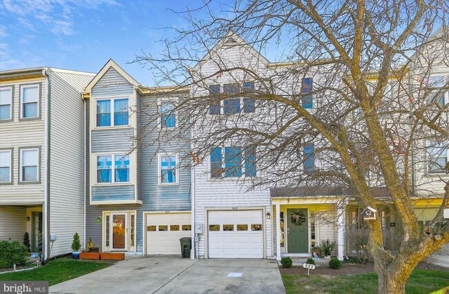 property at 933 Oakmoor Dr