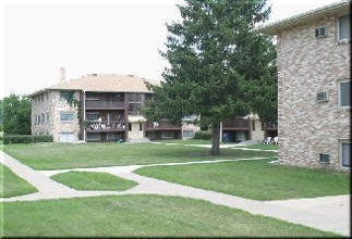 Nicollet Court in Bloomington, MN - Foto de edificio - Building Photo