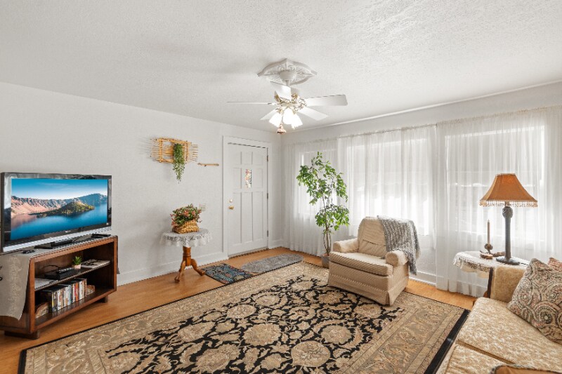 451 Broad St in Butte Falls, OR - Building Photo