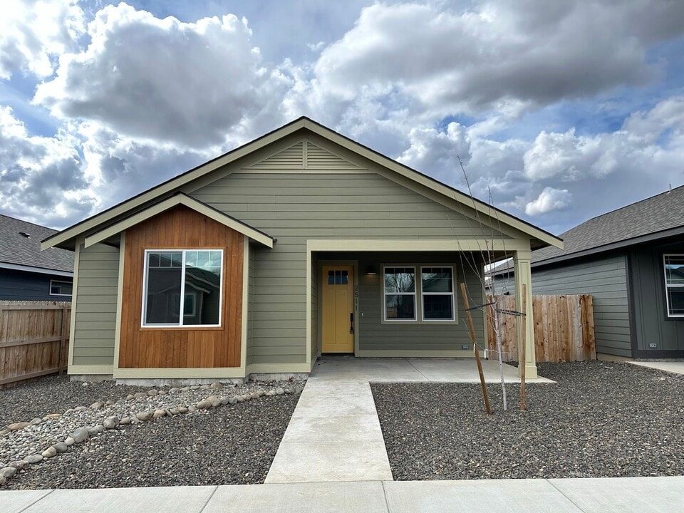 2511 N Benjamin Ln in Ellensburg, WA - Building Photo