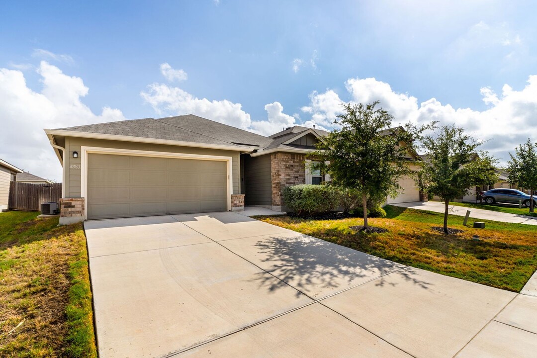 10563 Penelope Way in Converse, TX - Building Photo