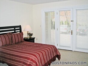 105 Westgate Dr, Unit 7 in Burlington, MA - Foto de edificio - Building Photo