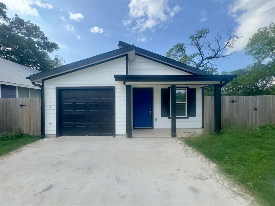 715 E Live Oak St in Lockhart, TX - Foto de edificio