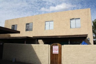 2255 E Cactus Rd in Phoenix, AZ - Foto de edificio - Building Photo