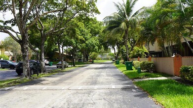 7175 Nova Dr in Davie, FL - Foto de edificio - Building Photo