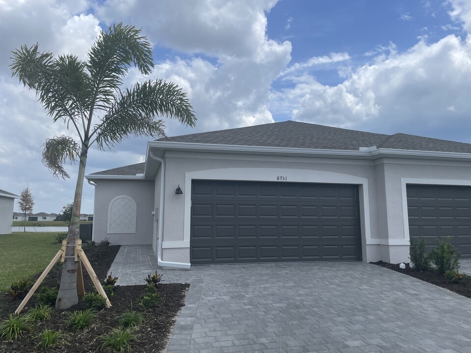 8751 St Kitts Cir in Englewood, FL - Building Photo