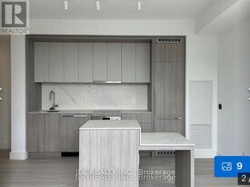 6 Greenbriar Rd in Toronto, ON - Building Photo