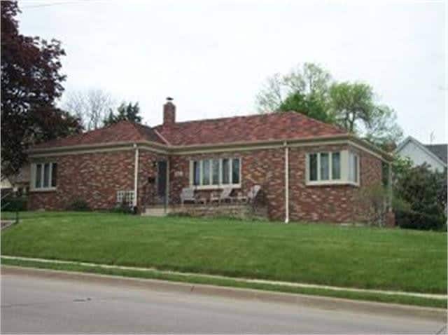 1745 Loras Blvd in Dubuque, IA - Foto de edificio - Building Photo