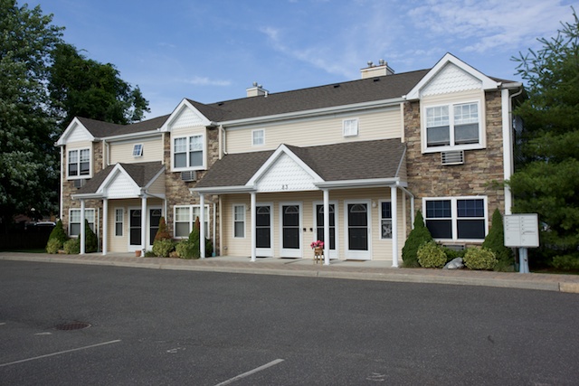 Fairfield Courtyard North At Farmingdale in Farmingdale, NY - Foto de edificio