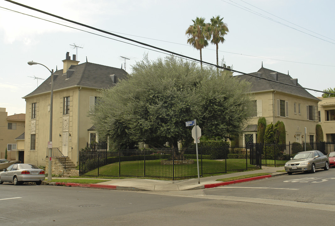 7200-7208 Hawthorn Ave in Los Angeles, CA - Building Photo