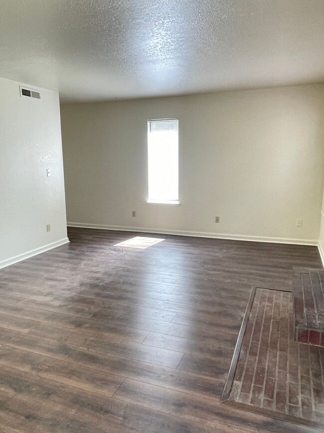 814 Almond St in Yuba City, CA - Foto de edificio - Building Photo