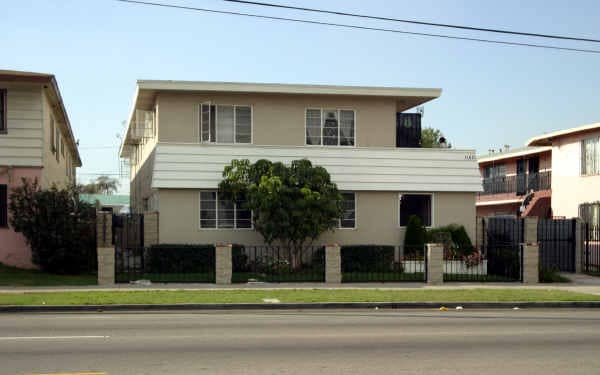 11821 S Figueroa St in Los Angeles, CA - Building Photo