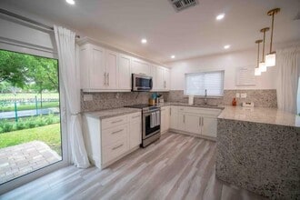 21761 SW 98th Pl in Cutler Bay, FL - Building Photo - Building Photo