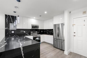 9405 SW 76th St in Miami, FL - Building Photo - Building Photo