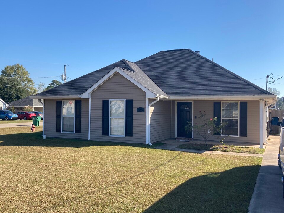 16266 Charleton Dr in Hammond, LA - Building Photo