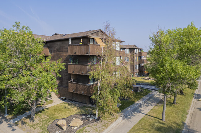 8403 Fairmount Dr in Calgary, AB - Building Photo - Building Photo