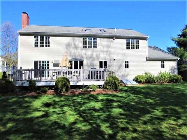 8 St Andrews Way in Barrington, RI - Building Photo - Building Photo