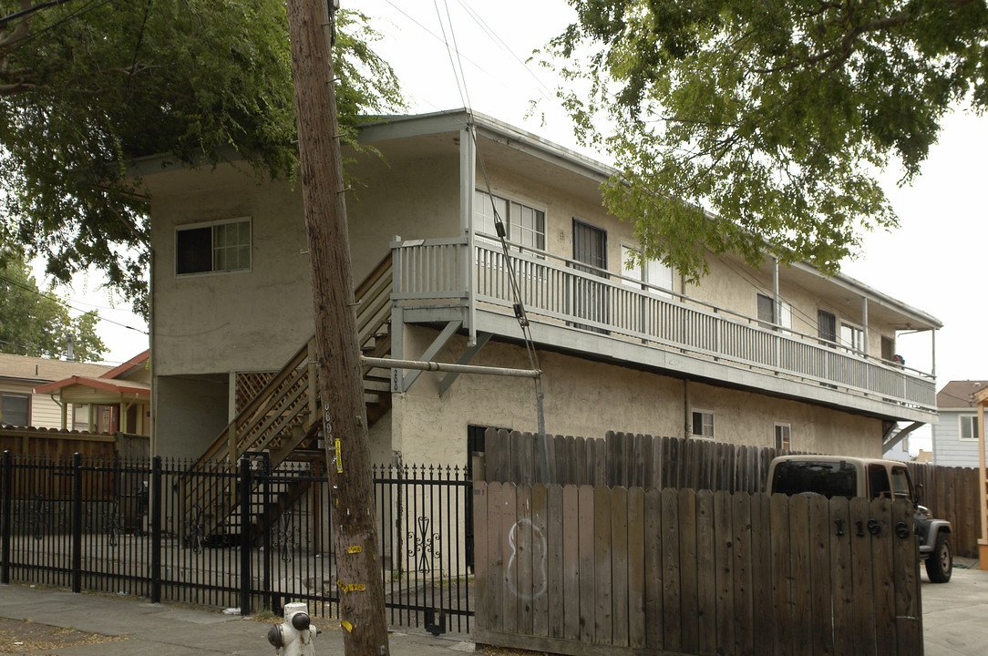 1200 79th Ave in Oakland, CA - Foto de edificio