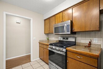 10703 Parkfield Dr in Austin, TX - Building Photo - Building Photo