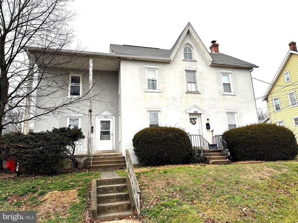 125 Green St in Souderton, PA - Building Photo