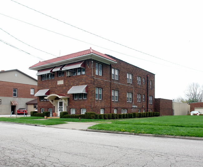 1689 Meriline St in Cuyahoga Falls, OH - Building Photo - Building Photo