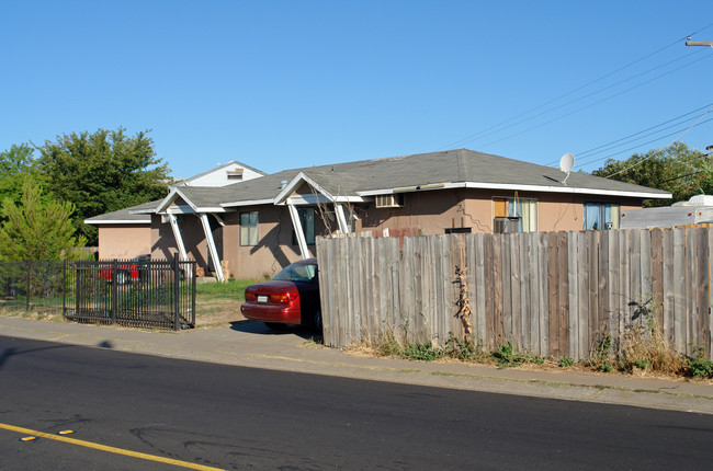 5955-5967 Gilman Way in North Highlands, CA - Foto de edificio - Building Photo