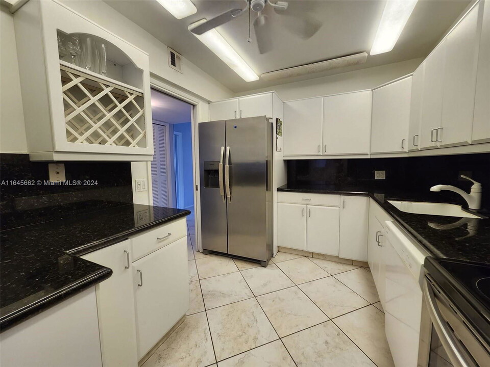 3250 N Palm Aire Dr in Pompano Beach, FL - Building Photo