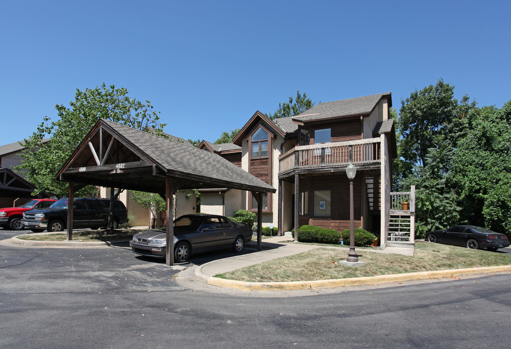 Summit Condominiums in Mission, KS - Building Photo