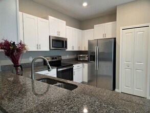 9705 Pembrooke Pines Dr in Sun City Center, FL - Foto de edificio - Building Photo