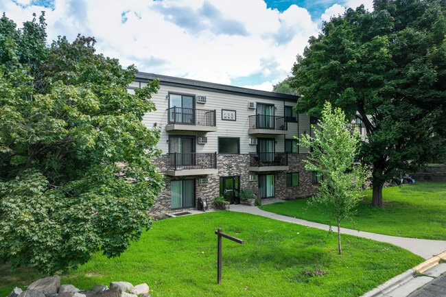 Gauvette Park Apartments in Columbia Heights, MN - Foto de edificio - Building Photo