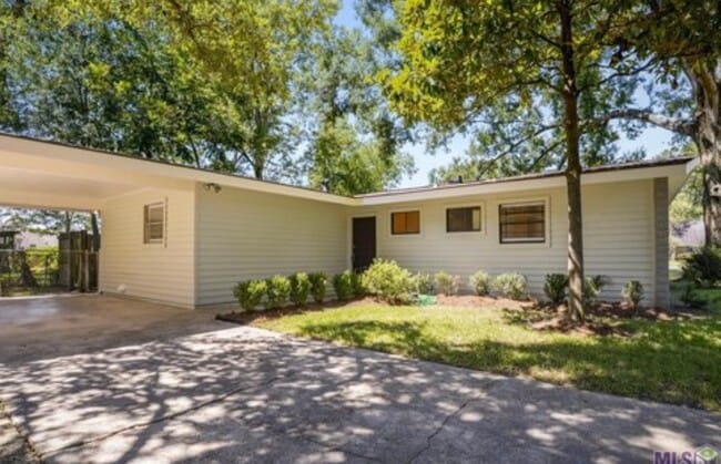 8904 Kingcrest Pkwy in Baton Rouge, LA - Foto de edificio - Building Photo