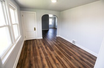 14628 Granger Rd, Unit 2 in Maple Heights, OH - Foto de edificio - Building Photo