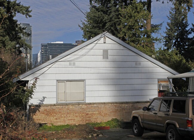 10631 SE 2nd St in Bellevue, WA - Foto de edificio - Building Photo