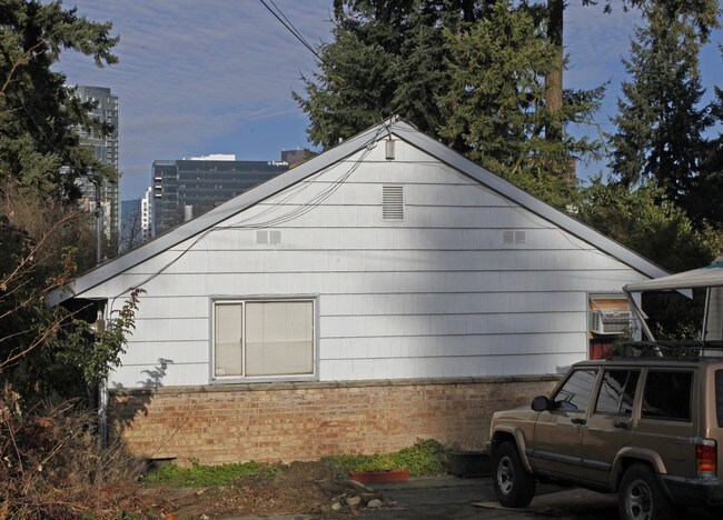 10631 SE 2nd St in Bellevue, WA - Building Photo - Building Photo