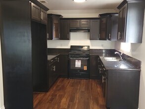 1719 W 39th Pl in Los Angeles, CA - Foto de edificio - Building Photo