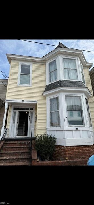 721 Dinwiddie St in Portsmouth, VA - Foto de edificio