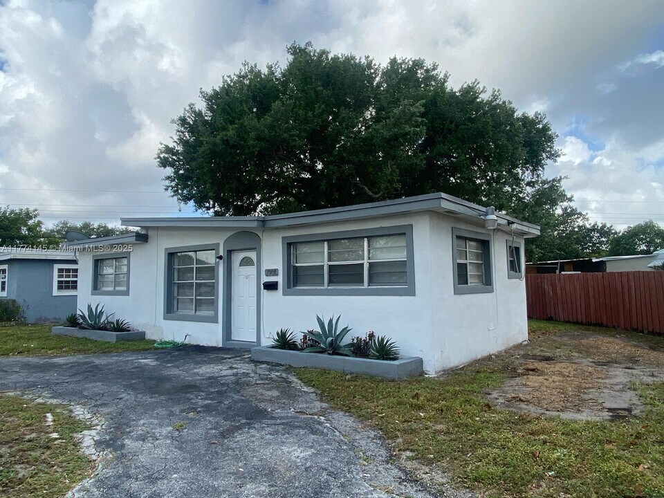 2900 SW 56th Ave in West Park, FL - Building Photo