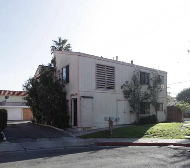 2250 Pamela Ln in Costa Mesa, CA - Foto de edificio - Building Photo