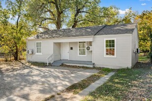 824 S Hughes Ave in Fort Worth, TX - Building Photo - Building Photo