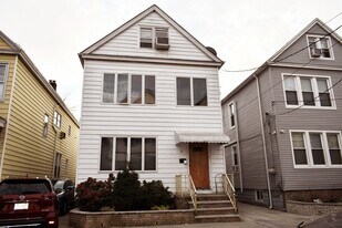 14 Newark Bay Ct in Bayonne, NJ - Building Photo