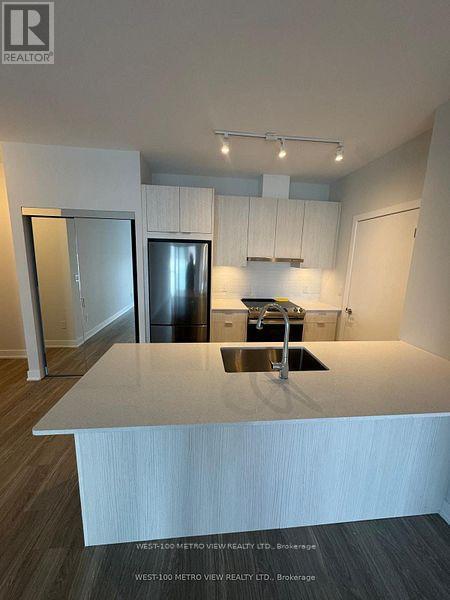 430 Square One Dr in Mississauga, ON - Building Photo - Building Photo