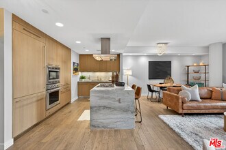 1755 Ocean Ave in Santa Monica, CA - Foto de edificio - Building Photo