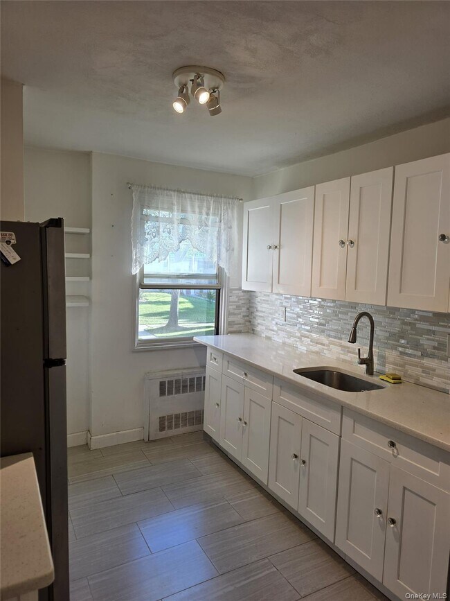 324 Post Ave in North Hempstead, NY - Building Photo - Building Photo