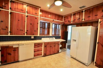201 W Columbia St in Weatherford, TX - Building Photo - Building Photo